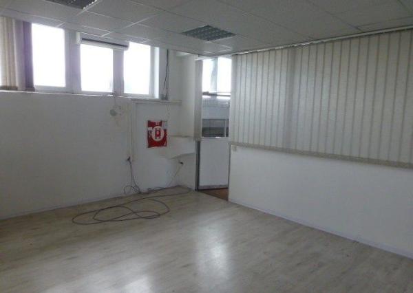 Obchodno-skladový priestor 715 m2 so vstavanou administratívnou časťou.