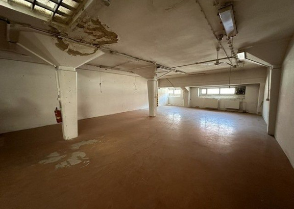 Na prenájom vykurovaný skladový priestor o výmere 300 m2.