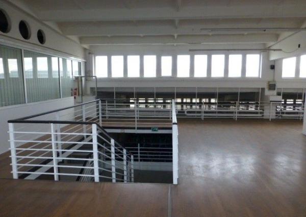 Obchodno-skladový priestor 715 m2 so vstavanou administratívnou časťou.