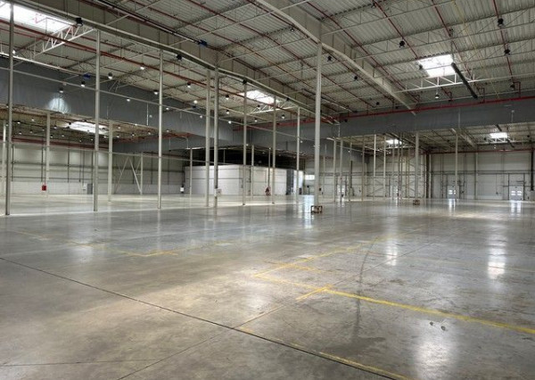 Vykurovaný sklad so zázemím na prenájom. Možnosť rozdelenia. - 8.600 m2, Rača