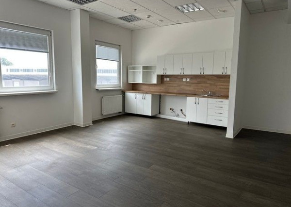 Vykurovaný sklad so zázemím na prenájom. Možnosť rozdelenia. - 8.600 m2, Rača