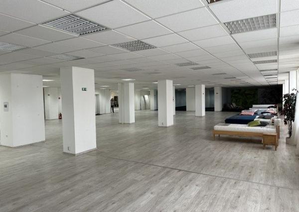 Na prenájom obchodné priestory v rôznych výmerách v Rači.