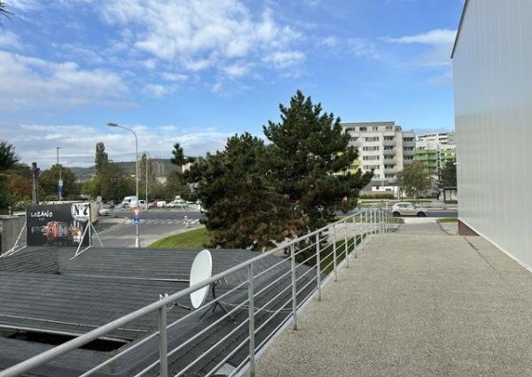 Na prenájom obchodné priestory v rôznych výmerách v Rači.