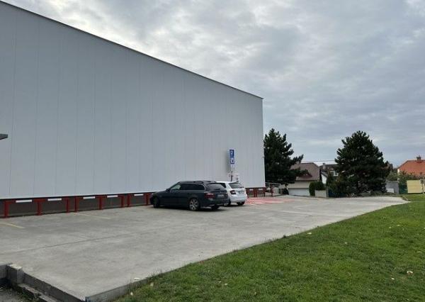 Na prenájom obchodné priestory v rôznych výmerách v Rači.