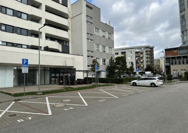Obchodný priestor v novostavbe bytového domu na prenájom - 109 m2, ul. Závodu Matador.