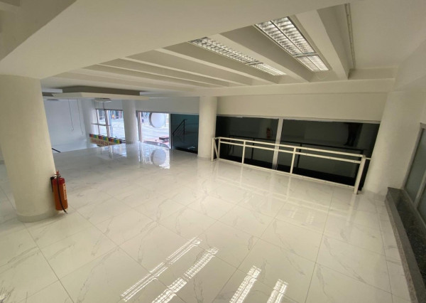 Pekný obchodný priestor /120 m2/ na Štúrovej ul. v budove LUXOR