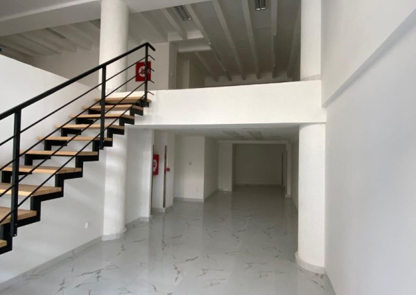Pekný obchodný priestor /120 m2/ na Štúrovej ul. v budove LUXOR