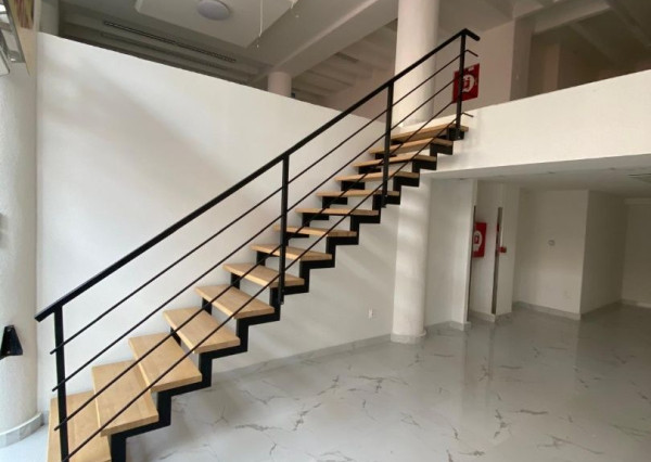 Pekný obchodný priestor /120 m2/ na Štúrovej ul. v budove LUXOR