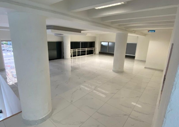 Pekný obchodný priestor /120 m2/ na Štúrovej ul. v budove LUXOR