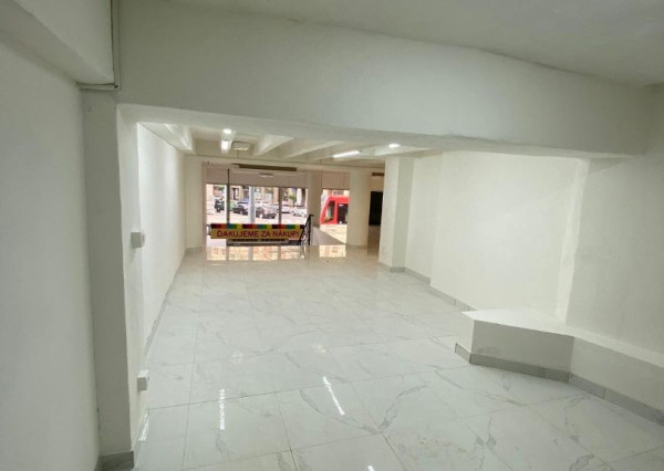 Pekný obchodný priestor /120 m2/ na Štúrovej ul. v budove LUXOR