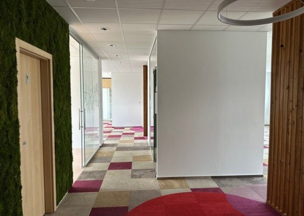 Uzavreté kancelárske celky od 100 m2 v Rači. Možnosť prenájmu skladových priestorov.