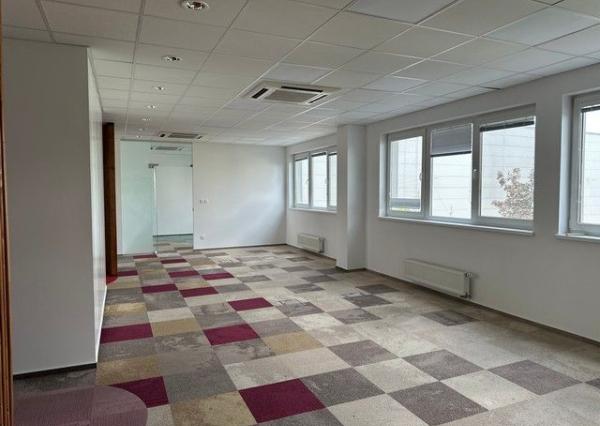 Uzavreté kancelárske celky od 100 m2 v Rači. Možnosť prenájmu skladových priestorov.