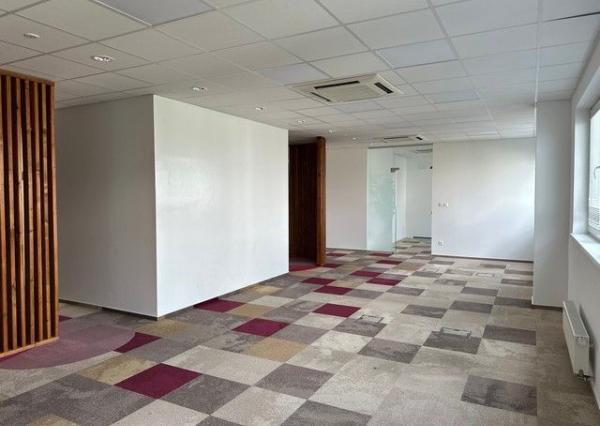 Uzavreté kancelárske celky od 100 m2 v Rači. Možnosť prenájmu skladových priestorov.