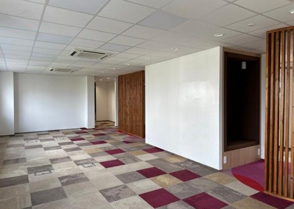 Uzavreté kancelárske celky od 100 m2 v Rači. Možnosť prenájmu skladových priestorov.