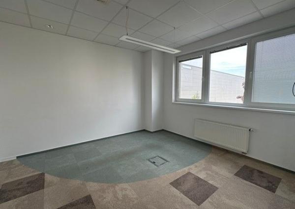 Uzavreté kancelárske celky od 100 m2 v Rači. Možnosť prenájmu skladových priestorov.