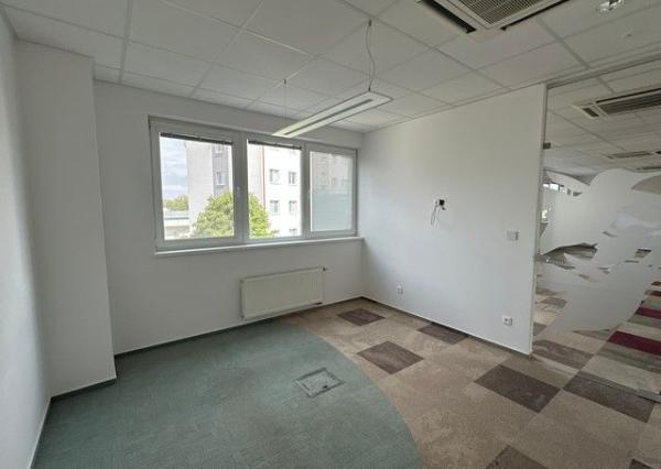 Uzavreté kancelárske celky od 100 m2 v Rači. Možnosť prenájmu skladových priestorov.