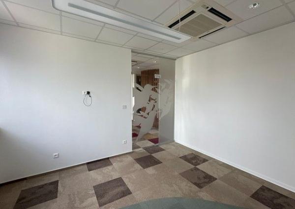 Uzavreté kancelárske celky od 100 m2 v Rači. Možnosť prenájmu skladových priestorov.