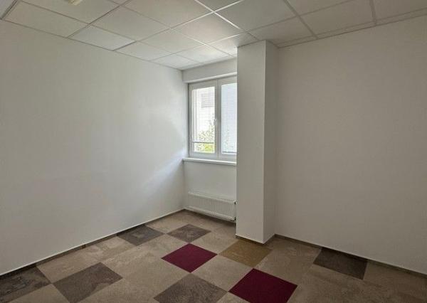 Uzavreté kancelárske celky od 100 m2 v Rači. Možnosť prenájmu skladových priestorov.