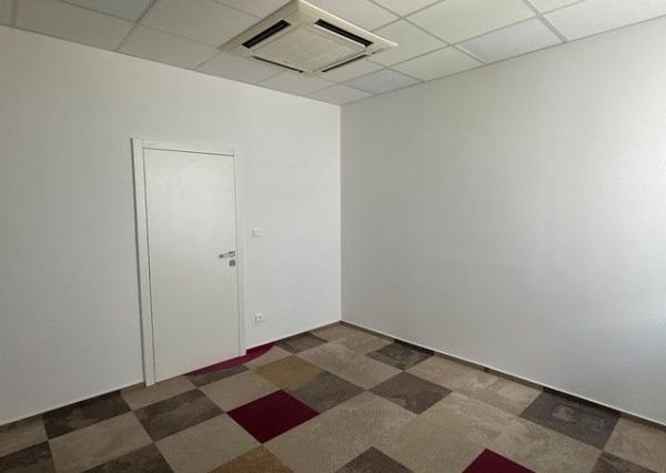 Uzavreté kancelárske celky od 100 m2 v Rači. Možnosť prenájmu skladových priestorov.