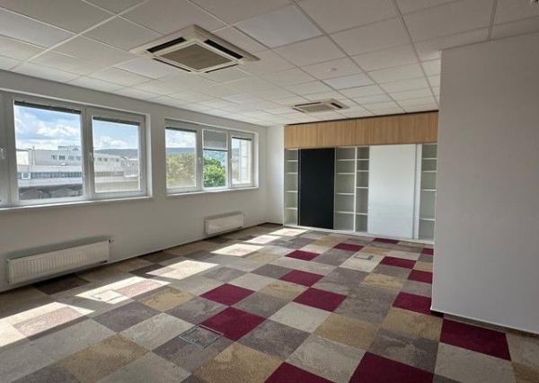 Uzavreté kancelárske celky od 100 m2 v Rači. Možnosť prenájmu skladových priestorov.