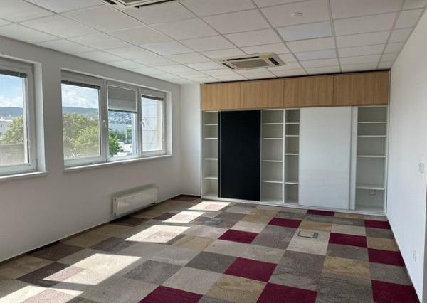 Uzavreté kancelárske celky od 100 m2 v Rači. Možnosť prenájmu skladových priestorov.