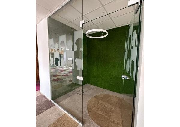 Uzavreté kancelárske celky od 100 m2 v Rači. Možnosť prenájmu skladových priestorov.