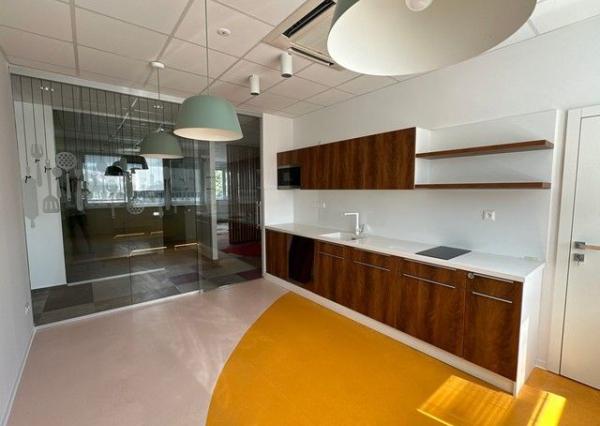 Uzavreté kancelárske celky od 100 m2 v Rači. Možnosť prenájmu skladových priestorov.