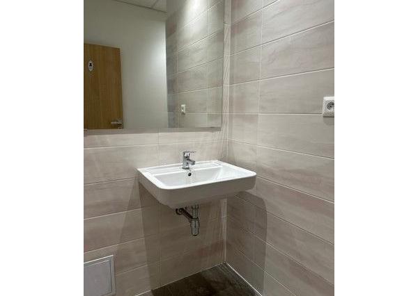 Uzavreté kancelárske celky od 100 m2 v Rači. Možnosť prenájmu skladových priestorov.