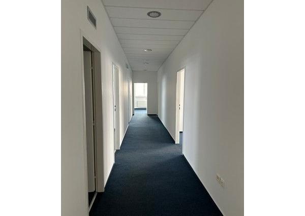 Uzavreté kancelárske celky od 100 m2 v Rači. Možnosť prenájmu skladových priestorov.