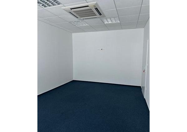 Uzavreté kancelárske celky od 100 m2 v Rači. Možnosť prenájmu skladových priestorov.