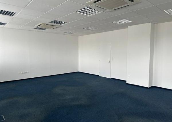 Uzavreté kancelárske celky od 100 m2 v Rači. Možnosť prenájmu skladových priestorov.