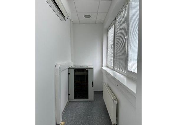 Uzavreté kancelárske celky od 100 m2 v Rači. Možnosť prenájmu skladových priestorov.