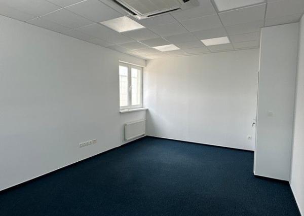 Uzavreté kancelárske celky od 100 m2 v Rači. Možnosť prenájmu skladových priestorov.