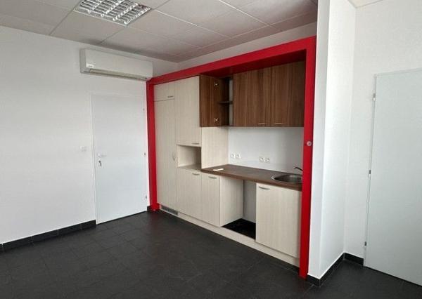 Uzavreté kancelárske celky od 100 m2 v Rači. Možnosť prenájmu skladových priestorov.