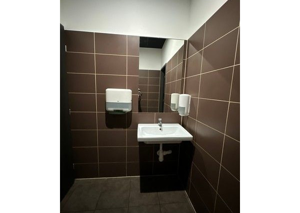 Dvojpodlažný obchodný priestor s vlastným parkovaním na prenájom - 181 m2, Údernícka ul.