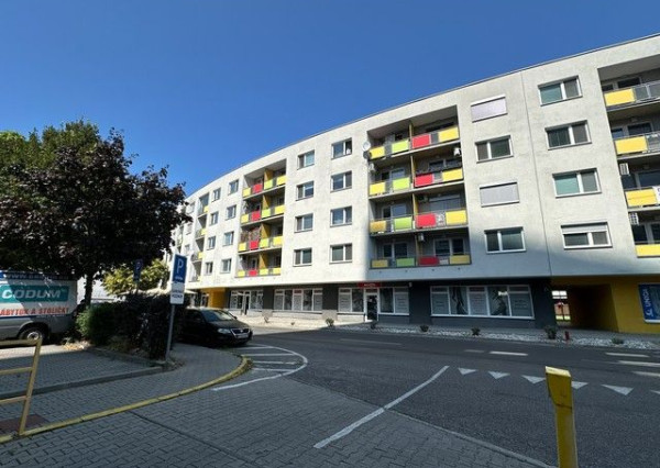 Dvojpodlažný obchodný priestor s vlastným parkovaním na prenájom - 181 m2, Údernícka ul.