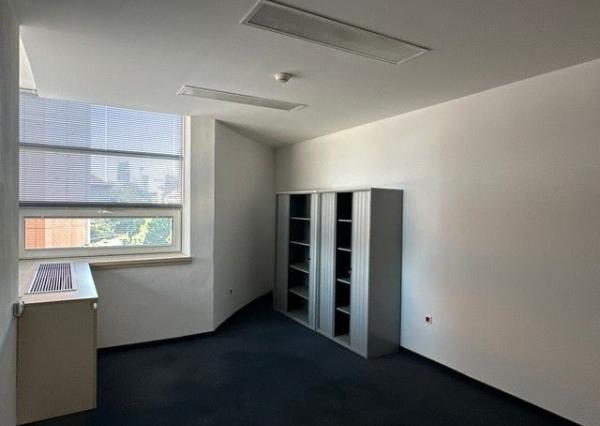Uzavretý administratívny priestor na prenájom - 297 m2, Košická ul.
