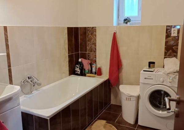 Predaj rodinného domu – Topoľčany Priestranný, útulný a v skvelej lokalite. Miesto, kde sa budete cítiť ako doma od prvého dňa.