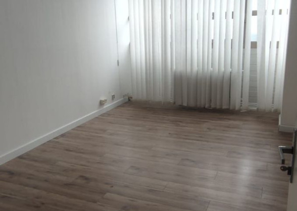 Uzavretý administratívno-obchodný priestor s vysokými stropmi - 53,46 m2, Tomášikova ul.