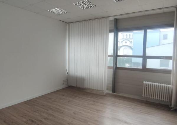 Uzavretý administratívno-obchodný priestor s vysokými stropmi - 53,46 m2, Tomášikova ul.