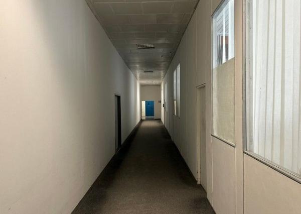 Uzavretý administratívno-obchodný priestor s vysokými stropmi - 53,46 m2, Tomášikova ul.