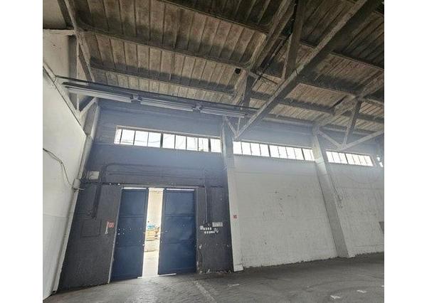 Na prenájom skladový priestor o výmere 560 m2.