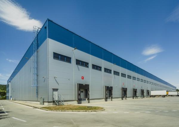 Vykurovaná skladovacia hala so zázemím na prenájom - 3.342 m2, Svätý Jur