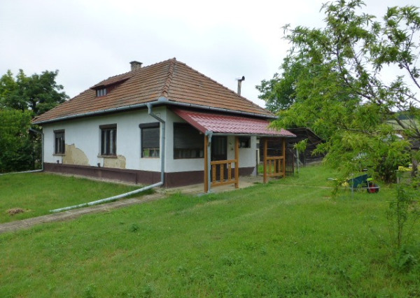 Vidiecky dom s veľkým pozemkom v peknom prostredí.