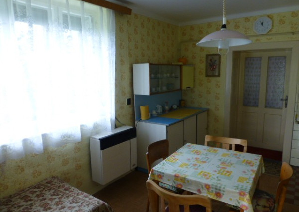 Vidiecky dom s veľkým pozemkom v peknom prostredí.