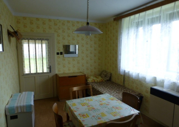 Vidiecky dom s veľkým pozemkom v peknom prostredí.