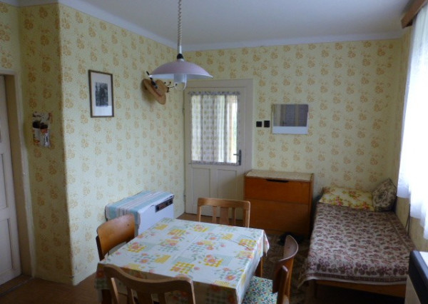 Vidiecky dom s veľkým pozemkom v peknom prostredí.