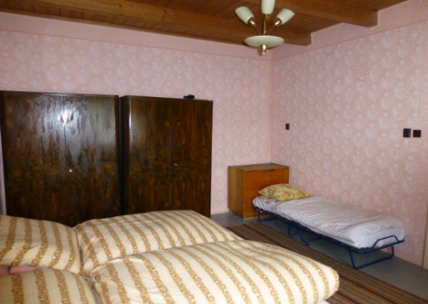 Vidiecky dom s veľkým pozemkom v peknom prostredí.