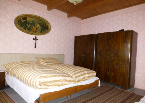 Vidiecky dom s veľkým pozemkom v peknom prostredí.