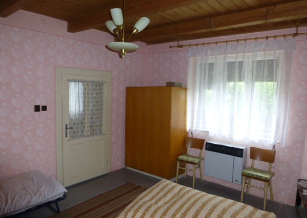 Vidiecky dom s veľkým pozemkom v peknom prostredí.